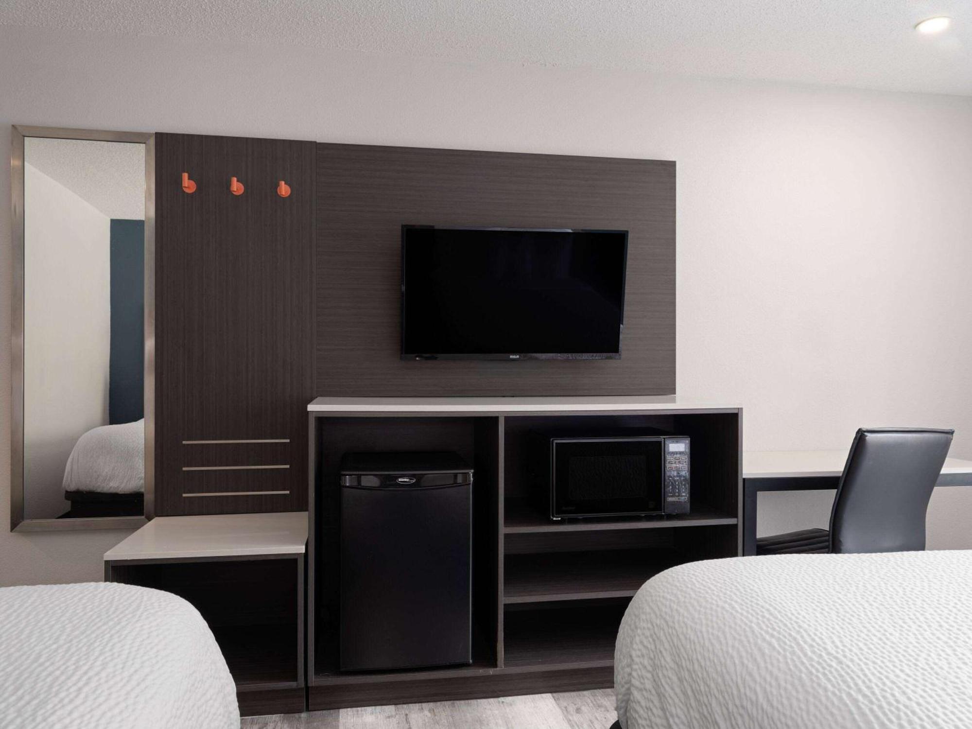 Отель Baymont By Wyndham Indianapolis East Экстерьер фото
