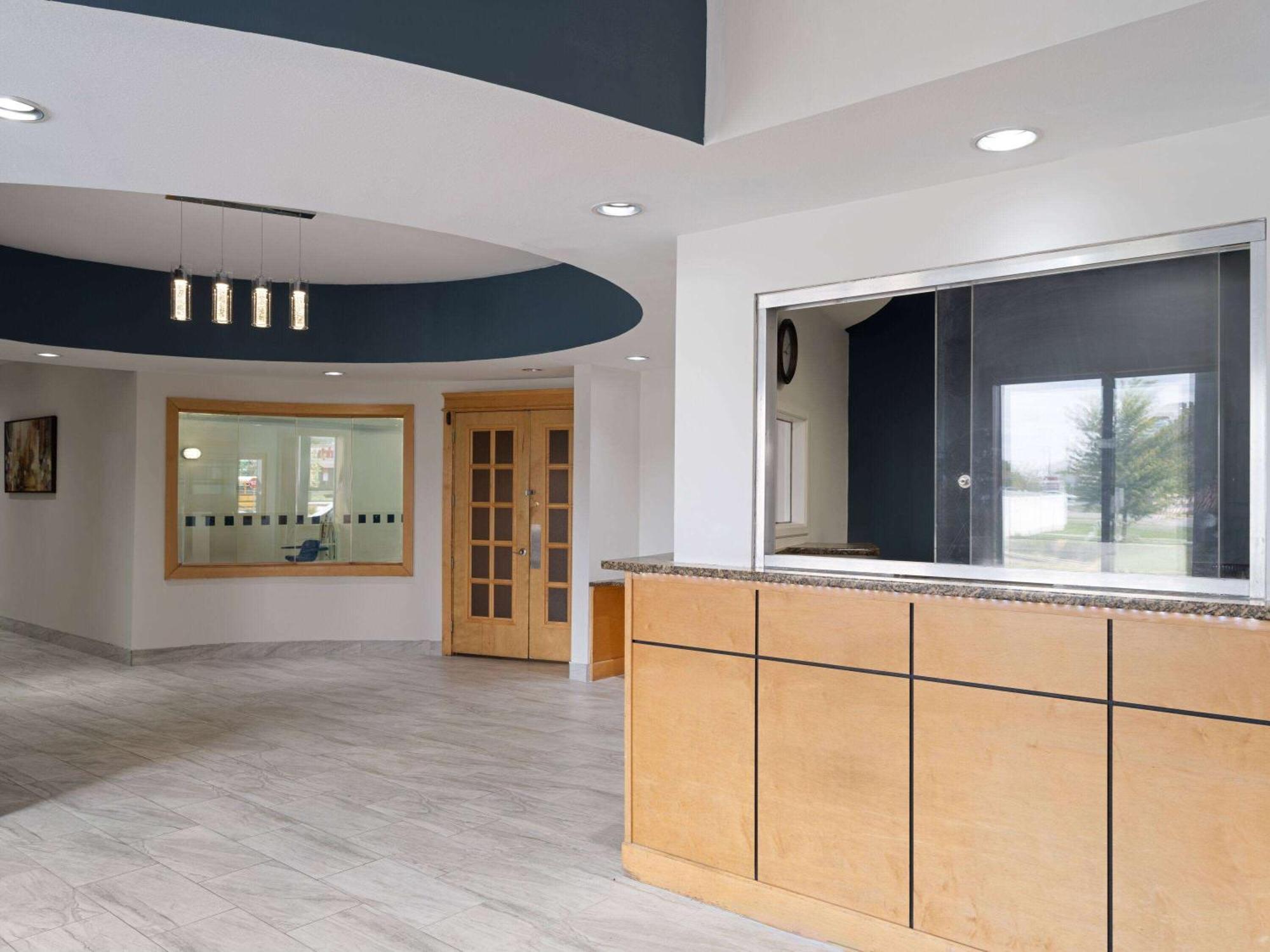 Отель Baymont By Wyndham Indianapolis East Экстерьер фото